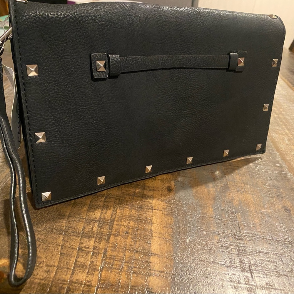 Keep it edgy look with this Catherine’s Clutch purse 🖤😍🖤